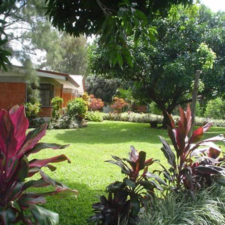 Hotel Villas Colibri Alajuela Exterior photo